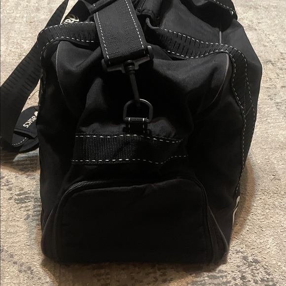 Large ASICS Black Duffel Bag for Volleyball including ASICS volleyball pads - Picture 4 of 16